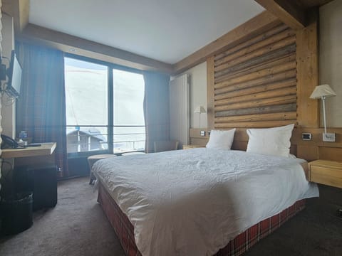 Comfort Double Room, Mountain View | In-room safe, blackout drapes, free WiFi