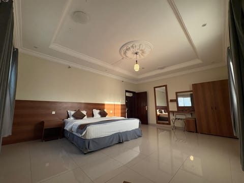 Luxury Suite | In-room safe, soundproofing, iron/ironing board, WiFi (free)