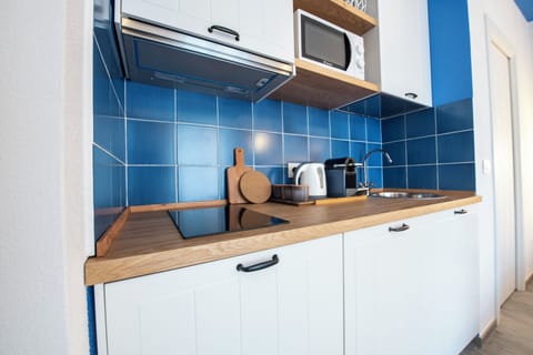 Deluxe Room, Kitchenette | Blackout drapes, iron/ironing board, free WiFi