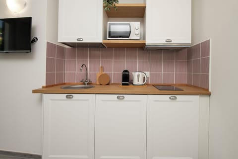 Apartment | Blackout drapes, iron/ironing board, free WiFi