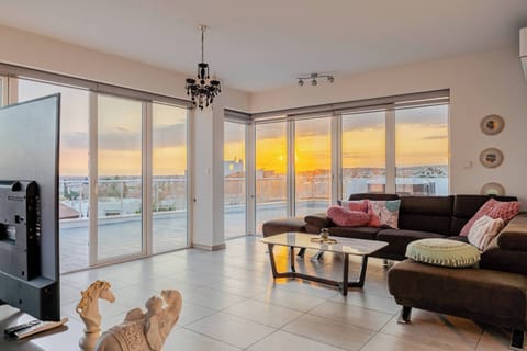 Apartment, 3 Bedrooms, Accessible, Smoking | Living room