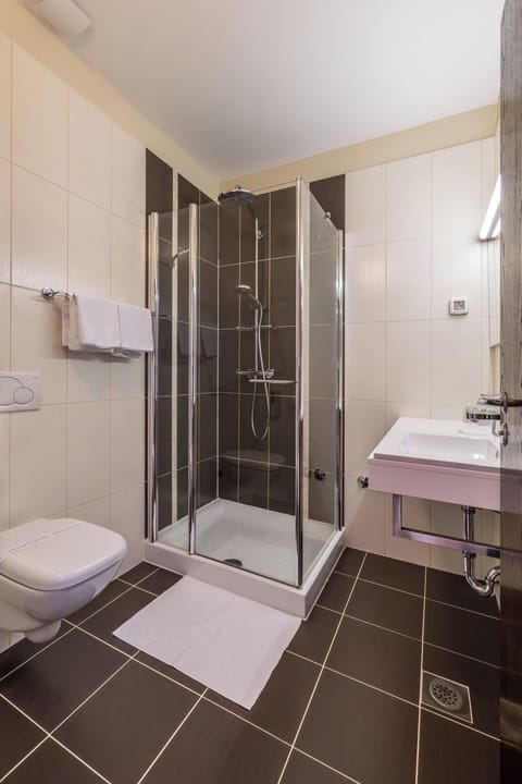Family Quadruple Room, Partial Sea View | Bathroom | Free toiletries, hair dryer, slippers, towels