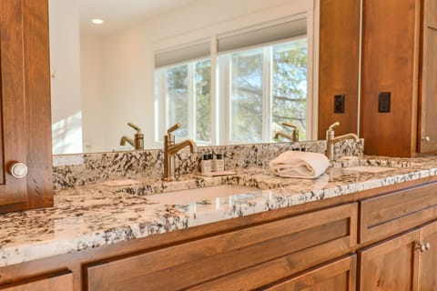 Design Cottage | Bathroom | Free toiletries, hair dryer, towels