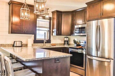 Superior Cottage | Private kitchen | Microwave, coffee/tea maker, cookware/dishes/utensils, paper towels