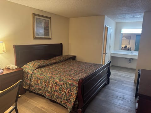 Desk, laptop workspace, iron/ironing board, free WiFi