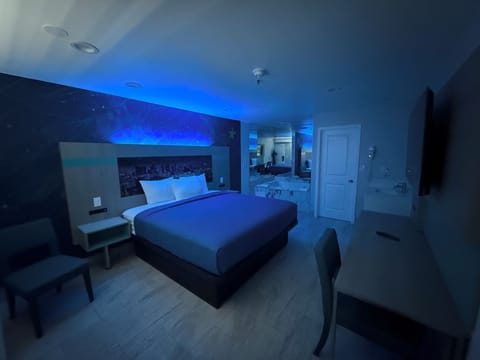 Honeymoon Suite, 1 King Bed | Desk, laptop workspace, iron/ironing board, WiFi (free)