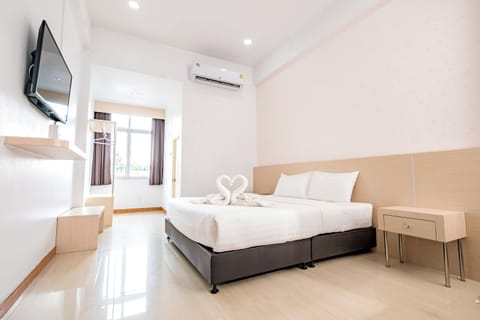 Standard Room, 1 King Bed | Desk, blackout drapes, iron/ironing board, free WiFi