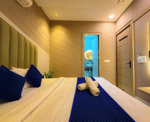 Superior Room, 1 Double Bed | Hypo-allergenic bedding, in-room safe, soundproofing, iron/ironing board