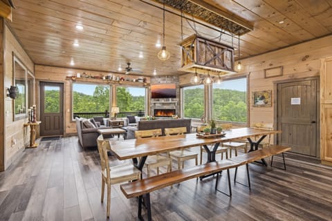 Cabin, 6 Bedrooms | Dining