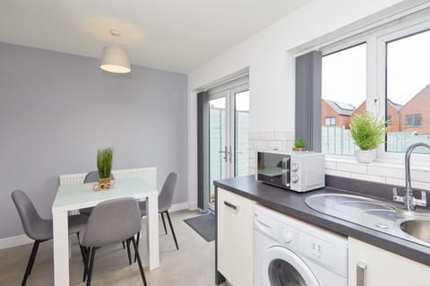 Premier Townhome, 2 Bedrooms, Kitchen, City View | Private kitchen | Full-size fridge, microwave, oven, stovetop