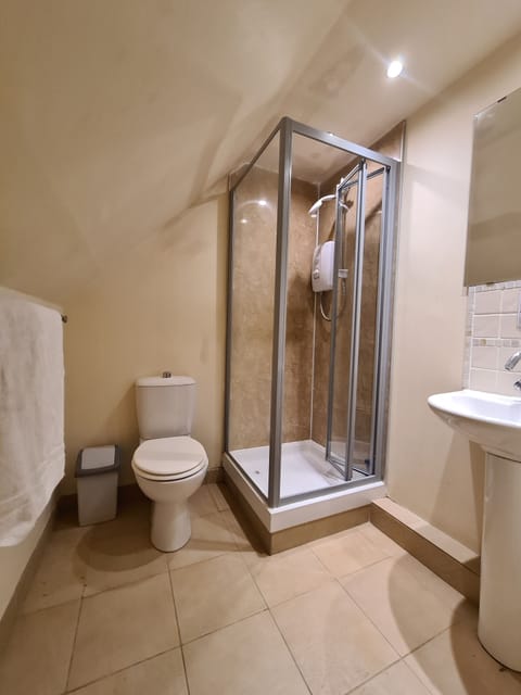 Superior Double Room | Bathroom | Shower, towels, soap, shampoo