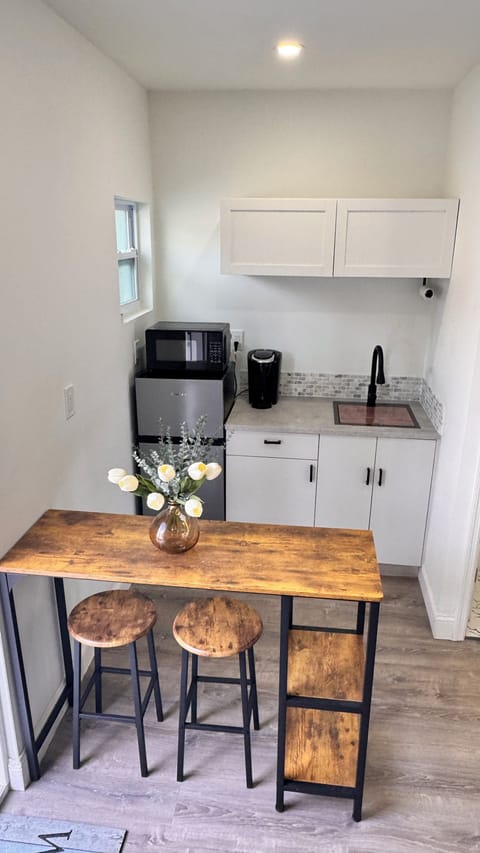 Comfort Studio Suite | Private kitchen | Coffee/tea maker