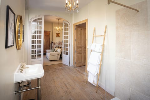 Deluxe Double or Twin Room, Canal View | Bathroom | Shower, hair dryer, towels, soap