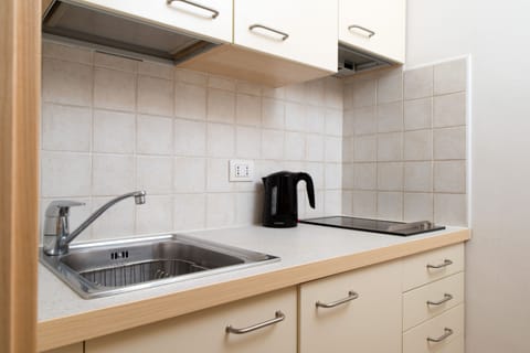 Fridge, stovetop, coffee/tea maker, electric kettle