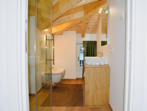 Economy Double or Twin Room, Courtyard View | Bathroom | Eco-friendly toiletries, hair dryer, bidet, heated floors