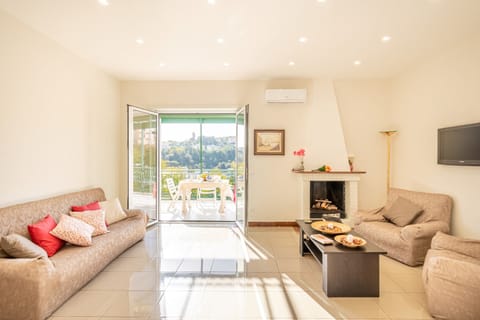 Family Apartment, 3 Bedrooms, Fireplace (Bright Apartment Private Parking) | Living area | Smart TV