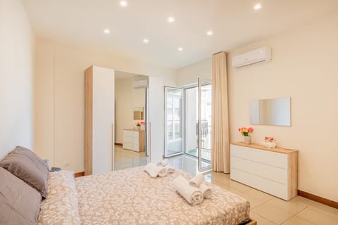 Family Apartment, 3 Bedrooms, Fireplace (Bright Apartment Private Parking) | 3 bedrooms