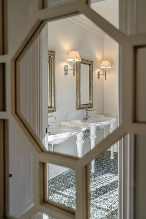 Suite panoramica, un balconi, una camera da letto, un soggiorno,vista mare (CALLA) | Bathroom | Designer toiletries, hair dryer, bathrobes, slippers