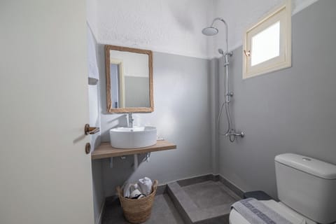 Double Room, Courtyard View | Bathroom | Shower, hair dryer, slippers, towels