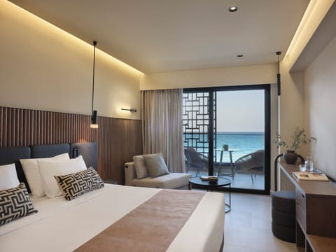 Deluxe Room Panoramic Sea View | Minibar, in-room safe, individually furnished, soundproofing