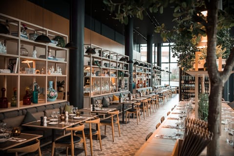 2 restaurants; breakfast and dinner served