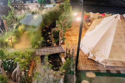 Deluxe Tent | Soundproofing, free WiFi