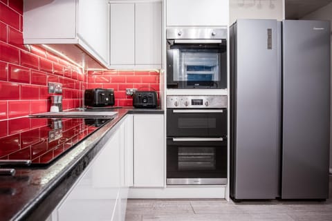 House (Multiple Bedrooms) | Private kitchen | Microwave, oven