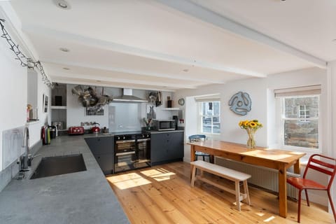 Cottage | Private kitchen | Fridge, microwave, oven, stovetop