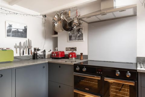 Cottage | Private kitchen | Fridge, microwave, oven, stovetop