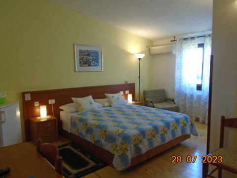 Signature Double Room | Desk, iron/ironing board (on request), WiFi (free), bed sheets