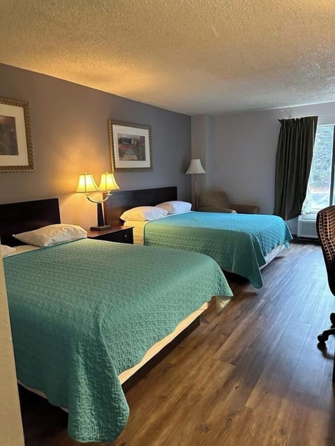 Double Room | Desk, laptop workspace, blackout drapes, iron/ironing board