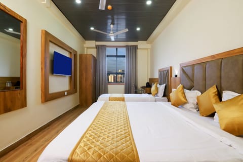 Family Room | Desk, soundproofing, free WiFi, bed sheets