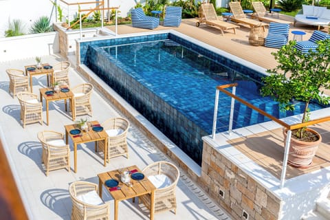 Seasonal outdoor pool, pool umbrellas, sun loungers