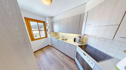 Planuera 2.5 Zimmer | Private kitchen | Oven, stovetop, cookware/dishes/utensils, dining tables