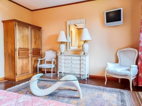 Classic Double Room, Garden View | Living area