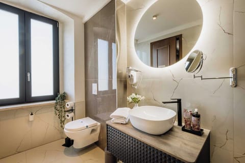 Deluxe Double Room, Sea View | Bathroom | Free toiletries, hair dryer, slippers, towels