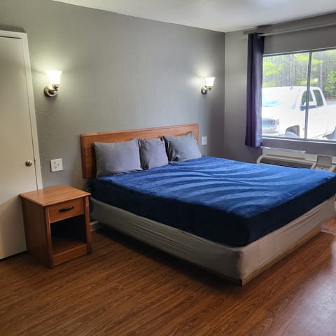 Economy Room, 2 Queen Beds, Balcony, Garden View | 1 bedroom