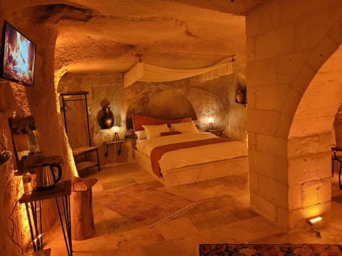 CAVE SUIT 102 | Premium bedding, iron/ironing board, free WiFi, bed sheets