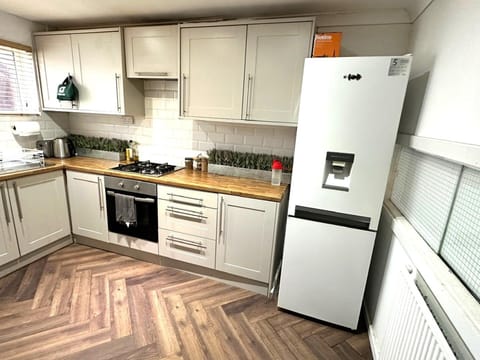 House | Private kitchen | Fridge, microwave, oven, stovetop