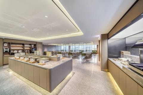 2 restaurants; lunch, dinner, and brunch served