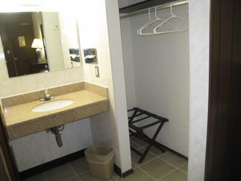 Combined shower/tub, free toiletries, hair dryer, towels