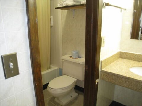 Combined shower/tub, free toiletries, hair dryer, towels