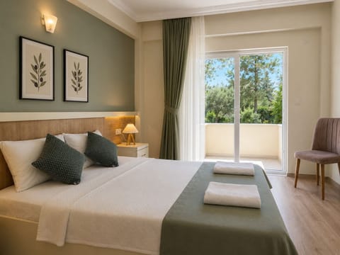 Deluxe Double Room, Balcony, Garden View | Premium bedding, laptop workspace, free WiFi, bed sheets