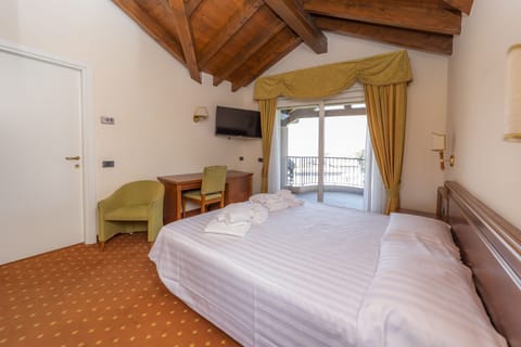 Minibar, in-room safe, desk, free WiFi