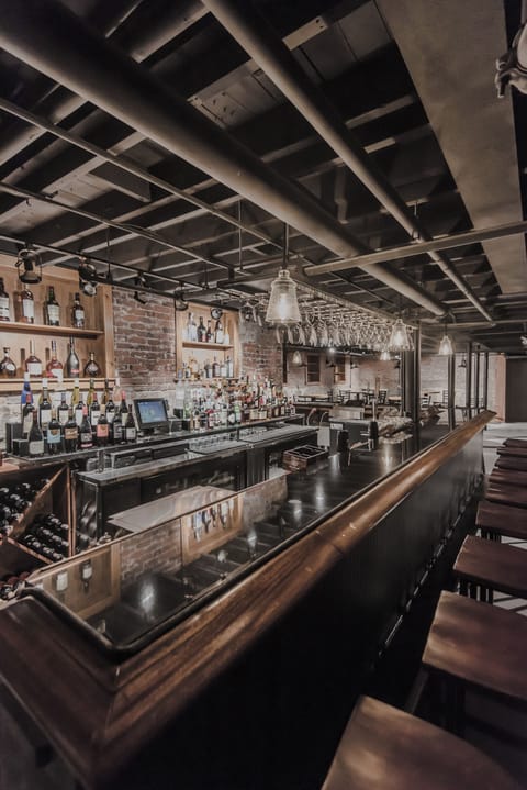 2 bars/lounges
