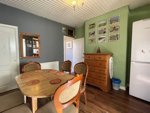 Basic House | In-room dining