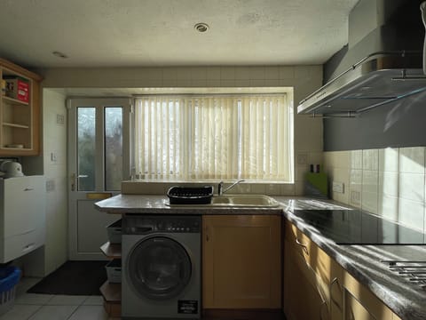 Basic House | Private kitchen | Fridge, microwave, oven, stovetop