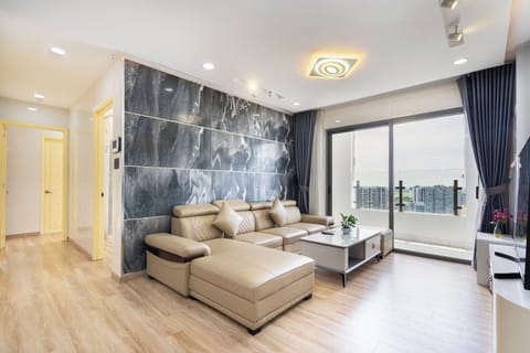 Luxury Apartment, Balcony, City View | 3 bedrooms, desk, free WiFi
