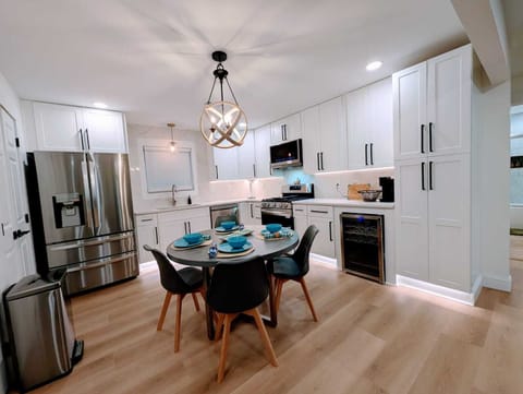 Full-size fridge, microwave, oven, dishwasher