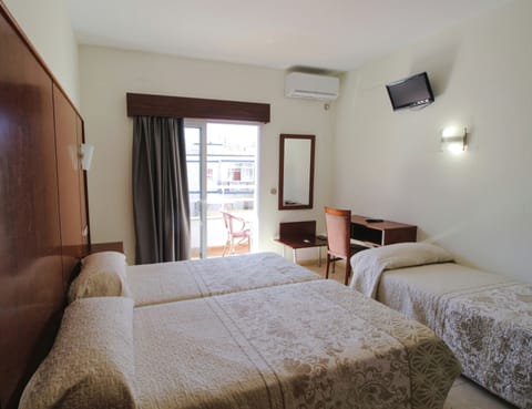 Triple Room | Desk, free WiFi